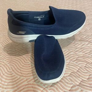 SKECHERS GO WALK 5 Women's 10
Navy Blue White Slip On Comfort
Sneakers Shoes EUC
